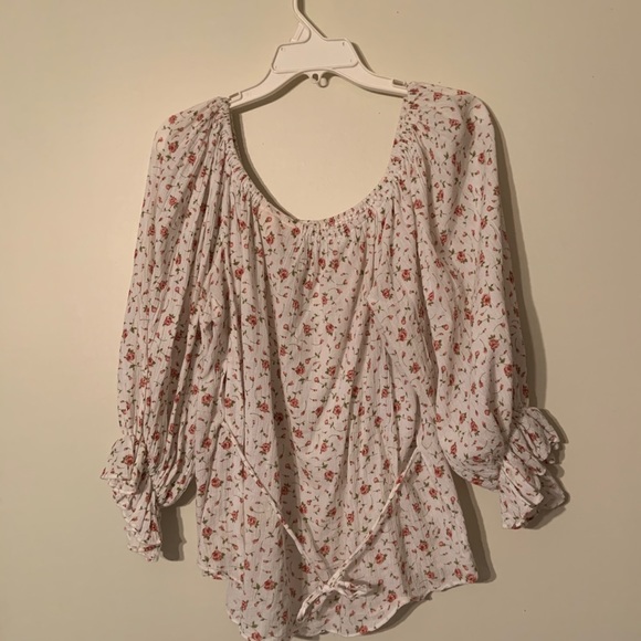 Cute spring top. - Picture 2 of 3